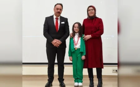 Ankara Mamak’ta ilkokul öğrencisi Beste Nalcı “Bizim Bayramımız” şiiriyle ilçe ikincisi oldu