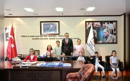 DENİZLİ BÜYÜKŞEHİR BELEDİYE BAŞKANI BÜLENT NURİ ÇAVUŞOĞLU 23 NİSAN’DA KOLTUĞUNU ÇOCUKLARA DEVRETTİ