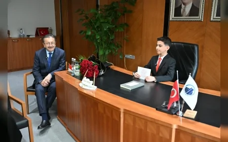 ALTINDAĞ BELEDİYE BAŞKANI DR VEYSEL TİRYAKİ 23 NİSAN’DA KOLTUĞUNU 10 YAŞINDAKİ AHMET MEHMETOĞLU’NA DEVRETTİ!