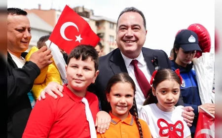 MANİSA’DA 23 NİSAN TÖRENİNDE BAŞKAN BESİM DUTLULU: “ÇOCUKLARIMIZA DAHA GÜZEL BİR GELECEK BIRAKACAĞIZ”