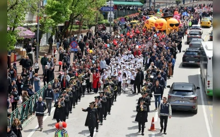 BURSA BÜYÜKŞEHİR BELEDİYESİ 23 NİSAN’I ŞENLİK VE KORTEJLE COŞKUYLA KUTLADI