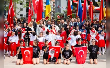 Narlıdere’de 23 Nisan kutlamalarında başkanlık koltuğu minik Asya’ya devredildi