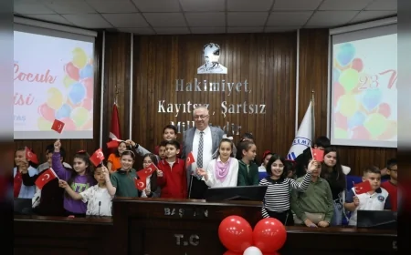 EDREMİT BELEDİYE BAŞKANI MEHMET ERTAŞ KOLTUĞUNU ÇOCUKLARA DEVRETTİ ÇOCUK MECLİSİ’NDE ÖNERİLER OYLANDI