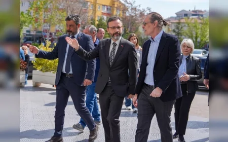 Etimesgut Belediye Başkanı Erdal Beşikçioğlu Halk Eğitim Merkezi Ziyaretinde Kursiyerlerle Bir Araya Geldi