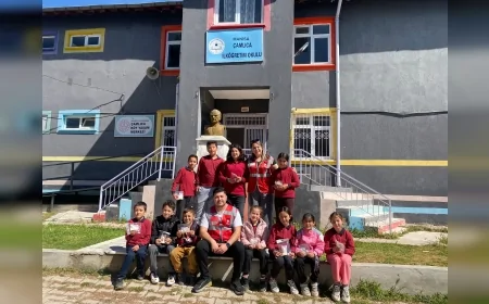 Yunusemre Belediyesi 23 Nisan'da Yuntdağlı Köy Okulu Öğrencileriyle Buluşarak Bayram Coşkusunu Kırsalda Yaşattı