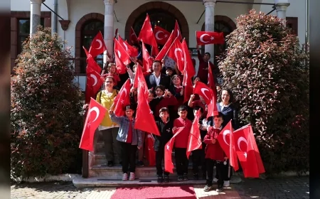 Muğla Büyükşehir Belediye Başkanı Ahmet Aras “23 Nisan millet iradesinin tarihe yazıldığı gündür” dedi