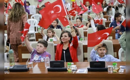 Karabağlar Belediye Başkanı Helil Kınay 23 Nisan’da makamını çocuklara devretti “Bugün söz sizde”
