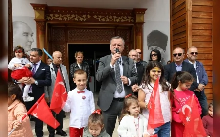 Manisa Yunusemre’de 23 Nisan Coşkusu 100. Yıl Meydanı’nda Renkli Görüntülere Sahne Oldu