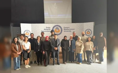 DOĞU AKDENİZ ÜNİVERSİTESİ KÜRESEL BLUE REVOLUTION AĞINA KATILDI KIBRIS’IN İLK MAVİ IŞIĞI KAMPÜSTE YANDI