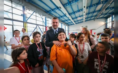 BUCA’DA 23 NİSAN COŞKUSU YÜZME ŞENLİĞİYLE HAVUZA TAŞINDI 160 ÇOCUK MADALYA İÇİN YARIŞTI