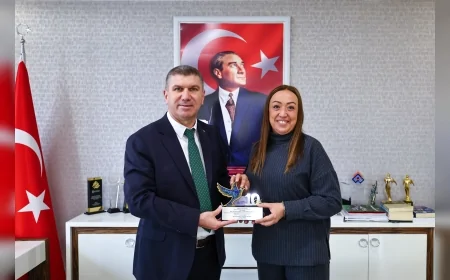 Burdur Belediye Başkanı Ali Orkun Ercengiz Mine Hanım Özel Eğitim ve Rehabilitasyon Merkezi’nin kazandığı ödülü okul müdürü Semra Kunt’a takdim etti