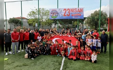 Menderes Belediyesi 23 Nisan’da minik kramponları sahada buluşturdu turnuva yoğun ilgi gördü