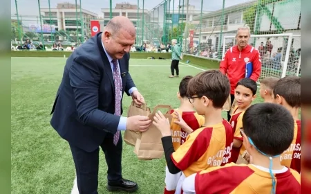 Menderes’te 23 Nisan Coşkusu Minik Kramponlar Futbol Turnuvası ile Sahaya Taşındı