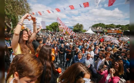 Çeşme Belediye Başkanı Lâl Denizli: “23 Nisan gururuyla yürüdük, çocuklarımız en güzel pusulamız”
