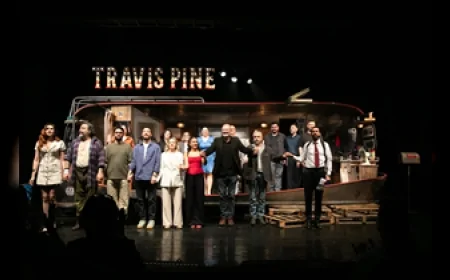 İzmir Şehir Tiyatroları “Halktan Biri” oyununu görkemli prömiyerle sahneye taşıdı