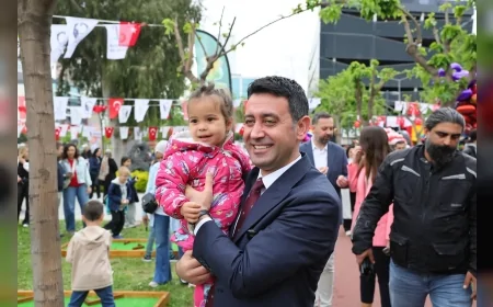 Bayraklı Belediye Başkanı İrfan Önal 23 Nisan etkinliklerinin bir hafta boyunca sürdüğünü açıkladı