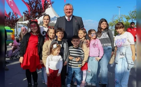 YALOVA BELEDİYE BAŞKANI MEHMET GÜREL 23 NİSAN ETKİNLİKLERİNDE ÇOCUKLAR VE AİLELERLE BULUŞTU