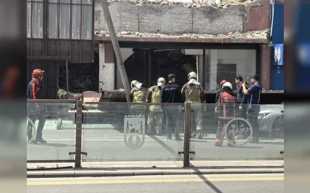Ankara Ulus’ta Korku Dolu Anlar! Yıkım Alanındaki Çelik Bariyer Yola Düştü
