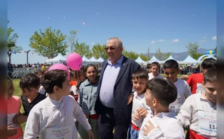 EDREMİT BELEDİYE BAŞKANI MEHMET ERTAŞ: “UÇURTMALAR ÇOCUKLARIN HAYALLERİNİ VE ÖZGÜRLÜĞE İNANCINI SİMGELİYOR”