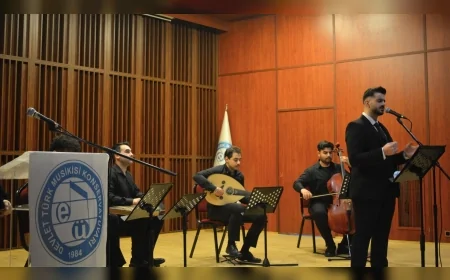 Ege Üniversitesi’nde Selahattin Pınar eserleri genç sanatçının yorumuyla sahneye taşındı