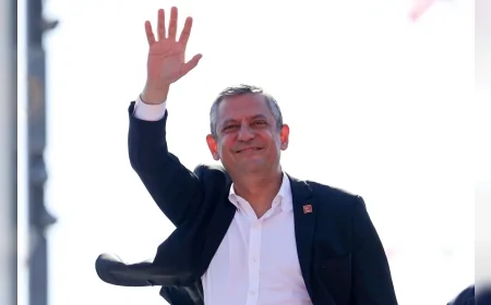 CHP Genel Başkanı Özgür Özel Sakarya’da düzenlenen Millet İradesine Sahip Çıkıyor mitingine katıldı