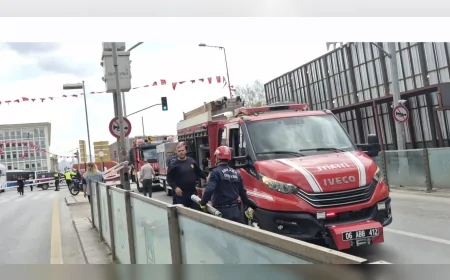 ANKARA ULUS’TA İNŞAAT ALANINDA DEMİR PLATFORM YOLA DEVRİLDİ