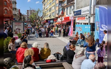 ESKİŞEHİR’DE ARABASIZ PAZAR VE SOKAKTA MÜZİK VAR ETKİNLİKLERİ ŞEHRİ NOTALARLA BULUŞTURDU