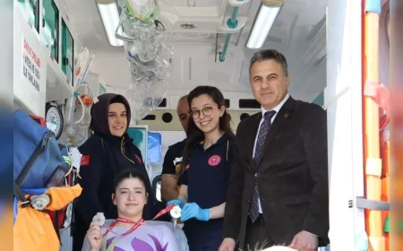 Çorum’da Cimnastik İl Birinciliğinde Sakatlanan Sporcuya Madalya Ambulans İçinde Takdim Edildi Hatıra Fotoğrafı Sağlık Ekipleriyle Birlikte Çekildi