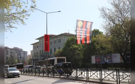 ESKİŞEHİR BÜYÜKŞEHİR BELEDİYESİ ŞEHRİ ESKİŞEHİRSPOR BAYRAKLARIYLA DONATTI