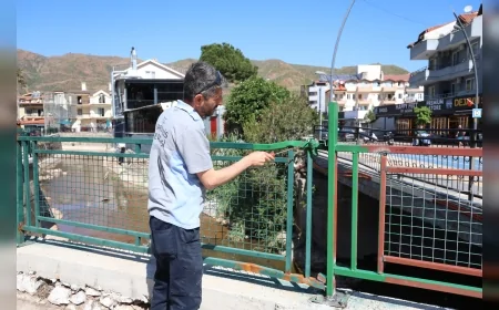Marmaris Belediyesi İçmeler’de Dere Kenarı Korkuluklarını Yenileyerek Güvenliği Artırıyor!