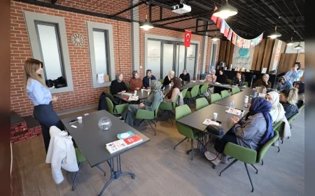 Başiskele’de Satır Arası Ebeveynlik Okuma Grubu Dijital Çağda Ebeveynliği Masaya Yatırdı