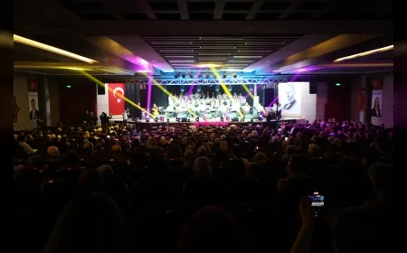 MANİSA’DA İZMİR FUAR GECELERİ TEMALI KONSER MÜZİKSEVERLERİ NOSTALJİYLE BULUŞTURDU