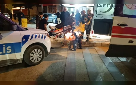 Çorum’da kavşakta motosikletin çarptığı yaya hastaneye kaldırıldı