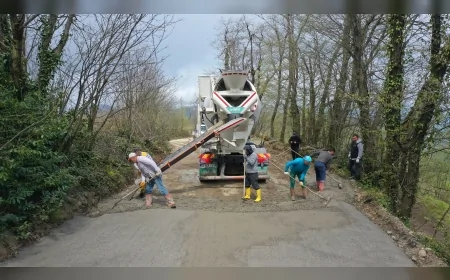 Ordu Büyükşehir Belediyesi Perşembe Anaç Mahallesi’nde beton yol çalışmasıyla ulaşım sorununu çözüyor