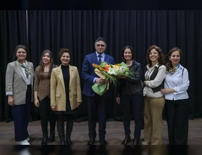 ALİAĞA BELEDİYE BAŞKANI SERKAN ACAR MİNİK ÖĞRENCİLERLE BULUŞTU YEREL YÖNETİMLERİ ANLATTI