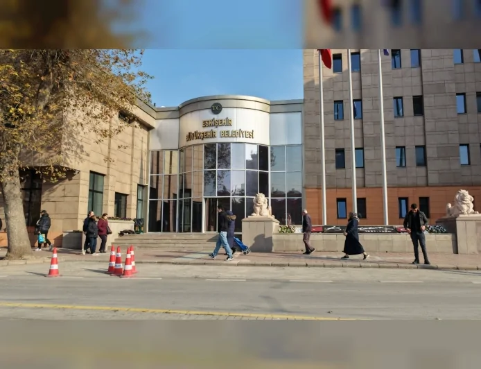 Eskişehir Büyükşehir Belediyesinden Sürücülere Uyarı İbrahim Karaoğlanoğlu Caddesi Geçici Olarak Trafiğe Kapatılacak