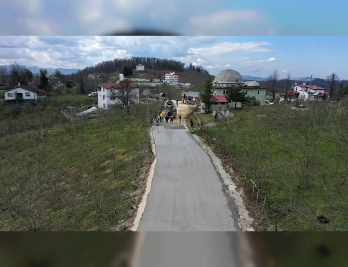 ORDU BÜYÜKŞEHİR BELEDİYESİ KUMRU’DA BAĞLANTI YOLLARINI BETON KONFORUYLA YENİLİYOR