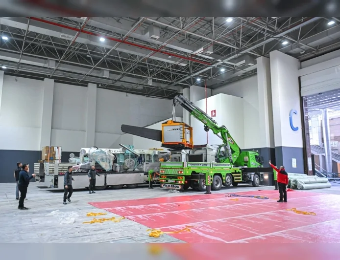 İzmir’de Marble Fuarı için geri sayım başladı doğal taş blokları alana indirildi