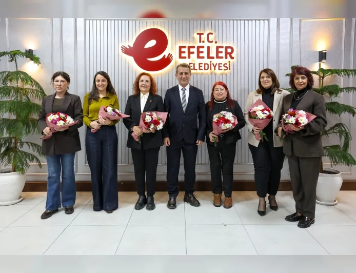 Efeler Belediye Başkanı Anıl Yetişkin kadın meclis üyelerine çiçek takdim ederek 3 Nisan’ın anlamını vurguladı