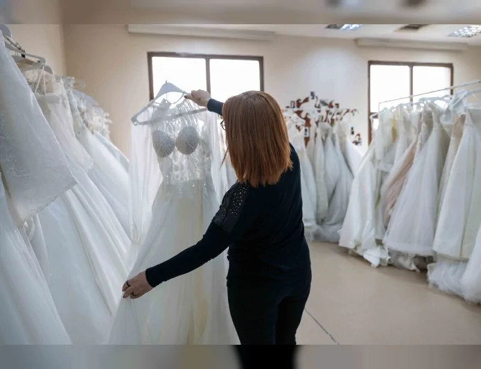 Bornova Belediyesi ekonomik zorluk yaşayan çiftlere ücretsiz gelinlik desteği sağlıyor