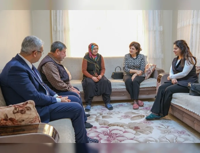 Adana Valisi Mustafa Yavuz'un Eşi Süreyya Yavuz Şehit Ailelerini Ziyaret Etti