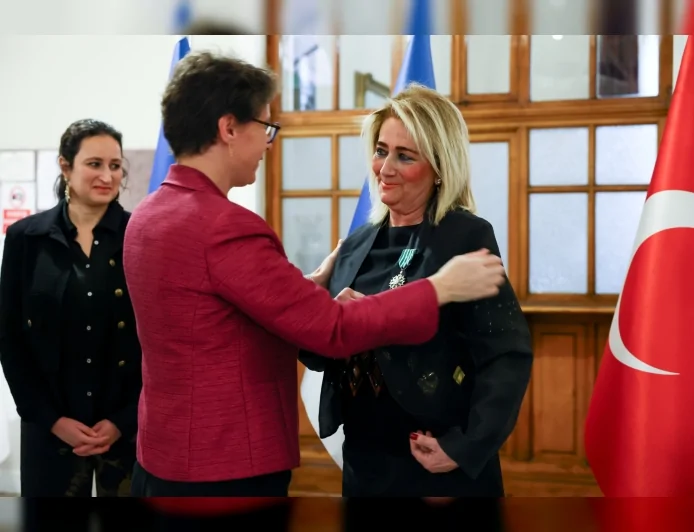 İKSEV Başkanı Filiz Eczacıbaşı Sarper Fransa Tarafından Sanat ve Edebiyat Şövalyesi Nişanı ile Onurlandırıldı!