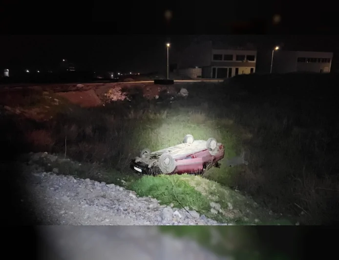 Çorum’da Şarampole Devrilen Otomobilin İçindekiler Aracı Bırakarak Kaçtı