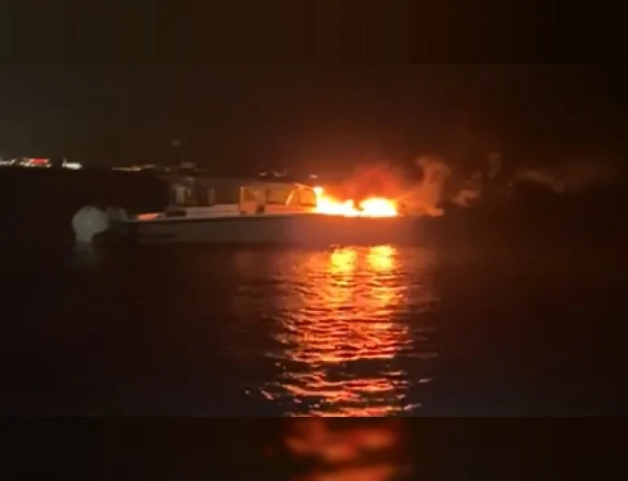 İstanbul Kadıköy Haydarpaşa Açıklarında Teknede Çıkan Yangında 4 Kişi Kurtarıldı