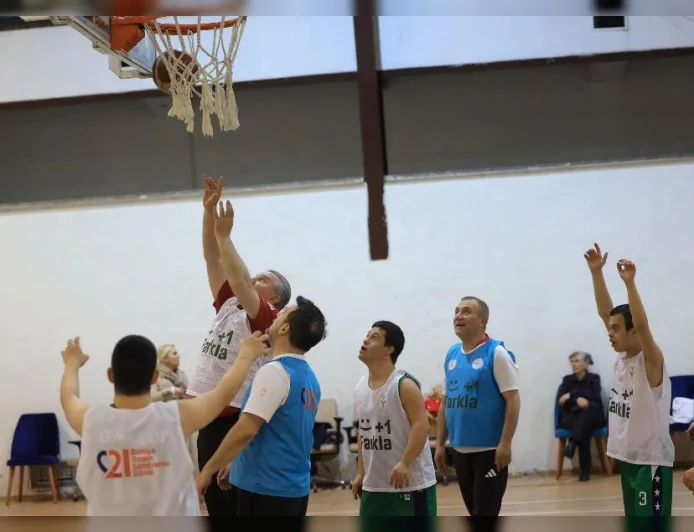 Gençlik ve Spor Bakanı Dr. Osman Aşkın Bak down sendromlu sporcularla basketbol maçında buluştu
