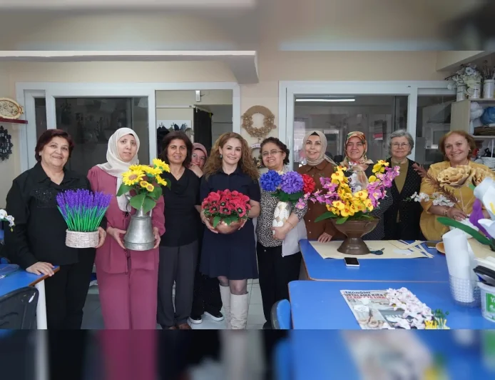Yunusemre Belediyesi Kadın Dayanışma ve Eğitim Merkezleri Kursiyerleri: “Atık Malzemeleri Sanata Dönüştürerek Hem Ev Ekonomisine Hem Çevreye Katkı Sağlıyoruz”
