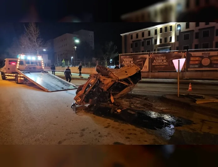 Çorum’da İki Otomobilin Çarpıştığı Kazada Araç Devrildi 1 Kişi Yaralandı