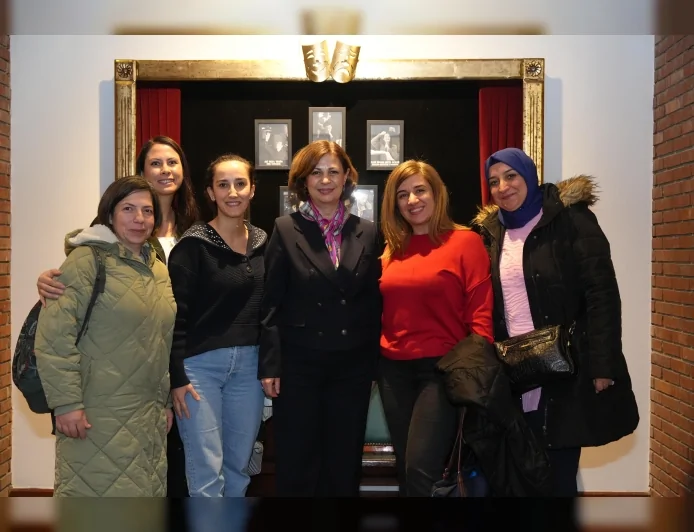 Eskişehir Büyükşehir Belediye Başkanı Ayşe Ünlüce “Unutmak” oyununda sanatseverlerle buluştu