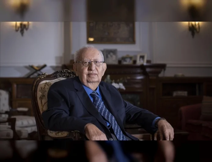 Eski TBMM Başkanı Hüsamettin Cindoruk tedavi gördüğü hastanede hayatını kaybetti