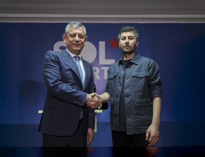 CHP Genel Başkanı Özgür Özel: “Anayasanın bazı maddelerini yok sayan bir anayasasızlaştırma sürecine itiraz ediyoruz”